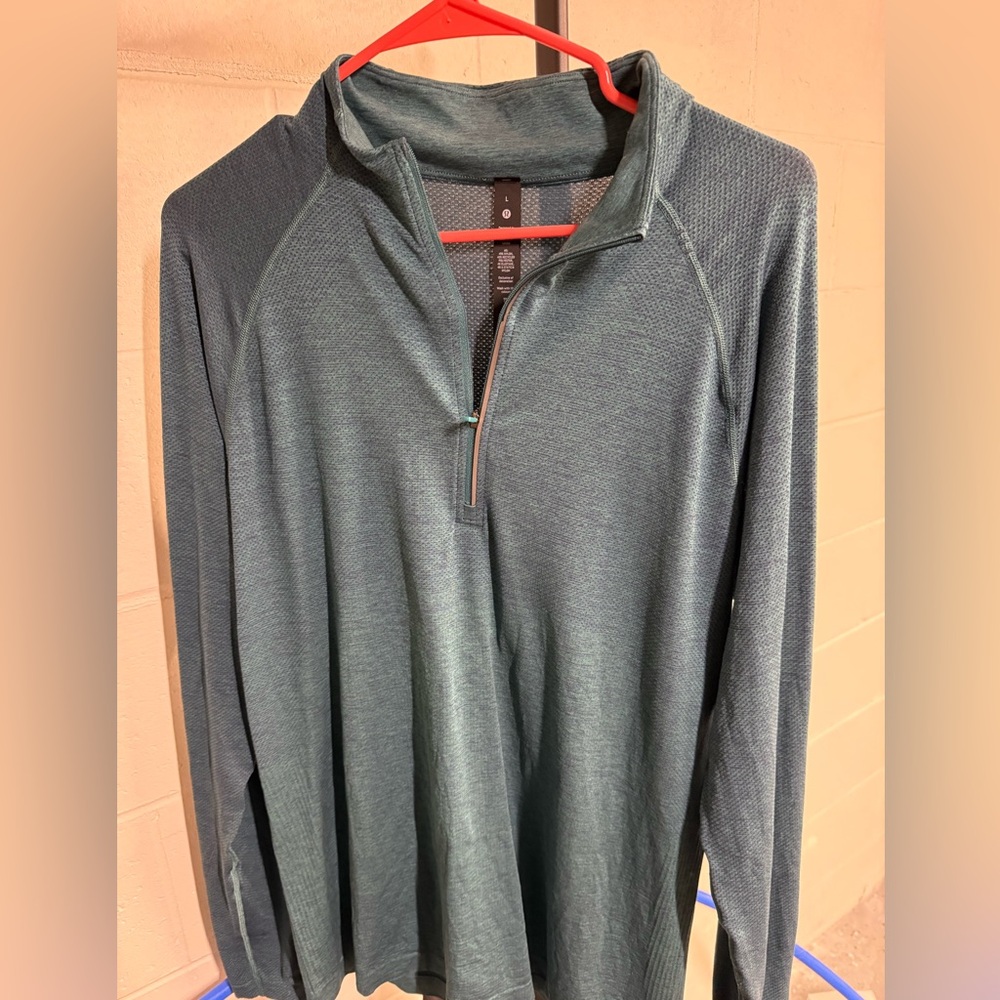 Lululemon, men’s large half zip top￼